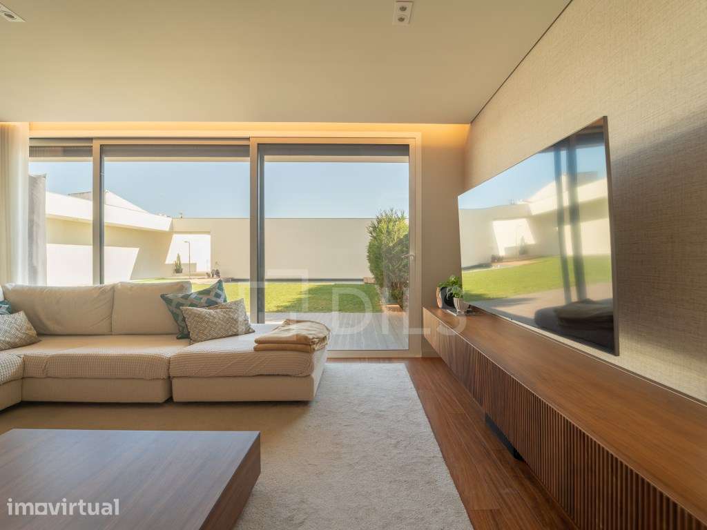 Moradia T4+1 com Piscina e Jardim, em Valadares - Grande imagem: 2/54