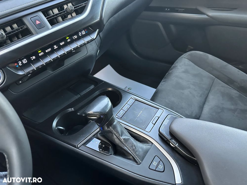 Lexus UX 250h Business Edition - 11