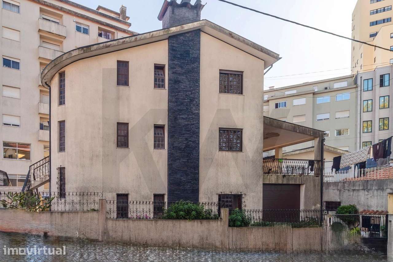MORADIA T3 DE EXCEÇÃO NA RUA QUINTA DAS PEDRAS, MAFAMUDE, VILA NOVA DE - Grande imagem: 2/37