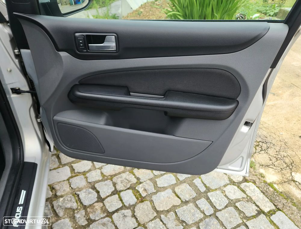 Ford Focus SW 1.6 TDCi Titanium - 19