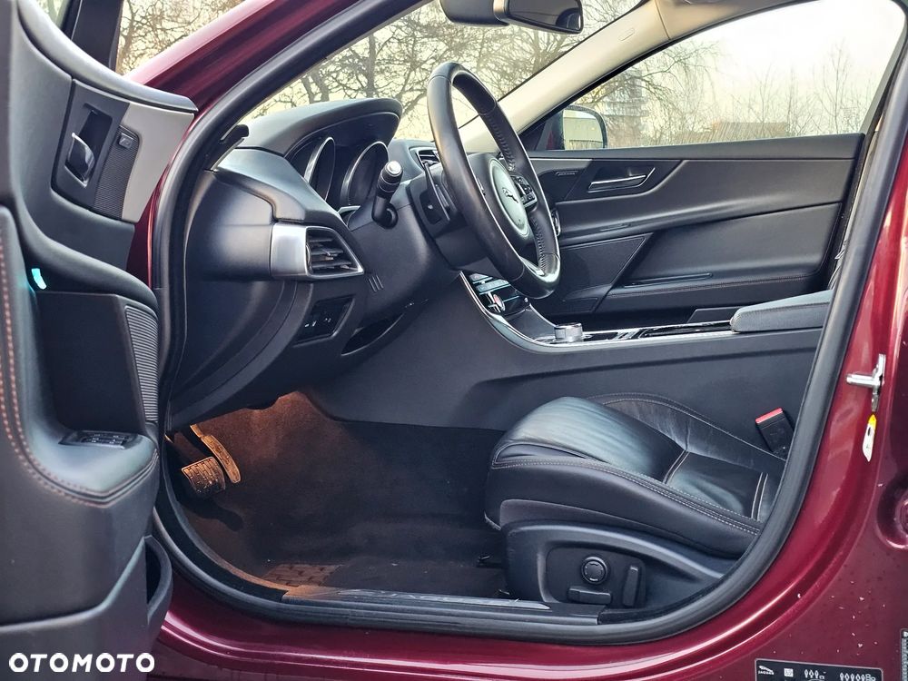 Jaguar XE 2.0 D Prestige - 9