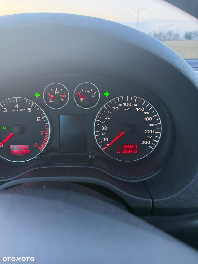 Audi A3 3-drzwiowe 1.6 Attraction - 13