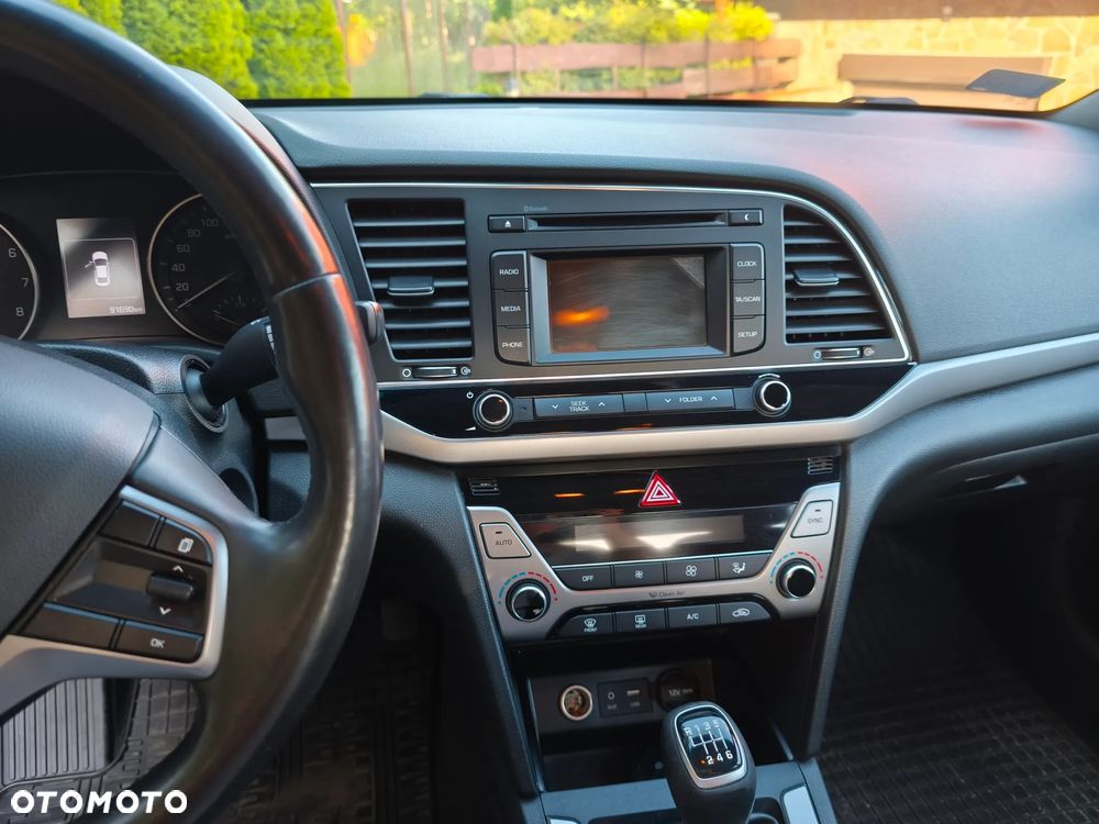 Hyundai Elantra 1.6 Comfort - 9