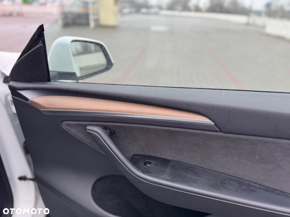 Tesla Y Long Range Dual Motor AWD - 33