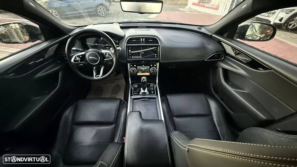 Jaguar XE 2.0 D200 R-Dynamic S - 2