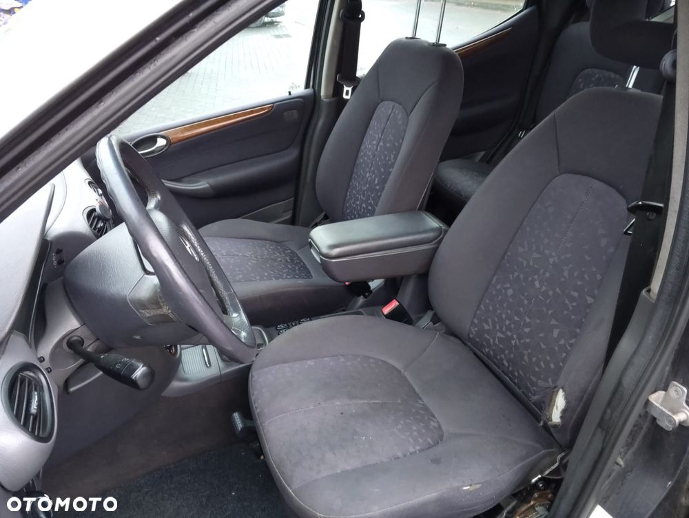 Mercedes – Benz Klasa A W168 FL (01-04r.) 1.9 B 125KM. Silnik 166990 (166.990) Skrzynia 716506 (716.506) (Przeł. 3.72) lakier 195 - METEOR GRAU. Cały na części. GWARANCJA !!!  Przód Tył Zestaw Komplet Drzwi Klapa Zderzak Błotnik Maska Grill Atrapa Szyba Pas Lampa Lusterko Boczki Fotel Kanapa Kokpit Deska Rozdzielcza Przełącznik Włącznik Sterownik Przewody Wiązka Instalacja Moduł Komputer Czujnik Listwa Pompa Alternator Wtryski Głowica Rozrusznik Kompresor Sprzęgło Dwumas Silnik Skrzynia ABS Klimatyzacji Paliwa Wspomagania Kolektor Turbina Przepustnica Zawór Chłodnica Koło Hak Belka Sanki Zawieszenie Mcpherson Półoś Amortyzator Wydech Tłumik Zacisk Most - 8