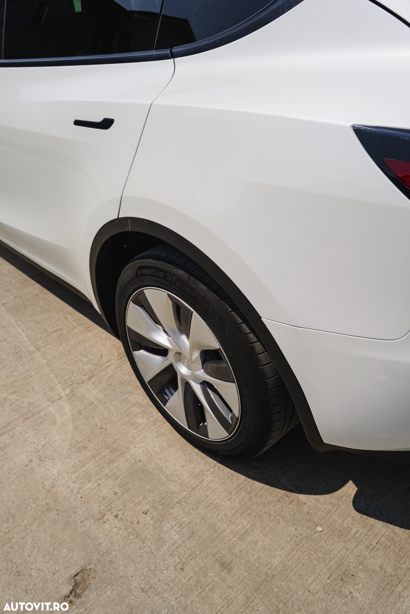 Tesla Model Y AWD Long Range - 17