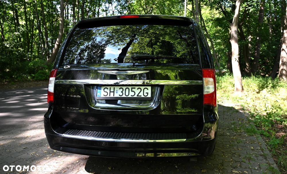 Chrysler Town & Country - 13