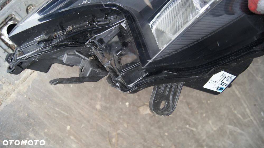 LAMPA PRAWA PRAWY REFLEKTOR TOYOTA AYGO X LED 22- 0H31 - 3