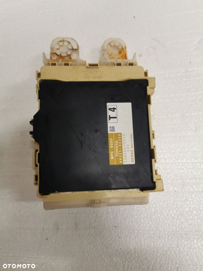 Toyota Rav4  2017 rok skrzynka bezpieczników BSI 89221-42250 - 3