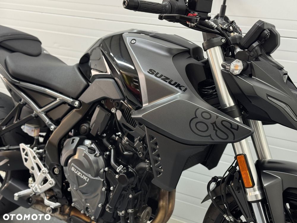 Suzuki GSX - 8