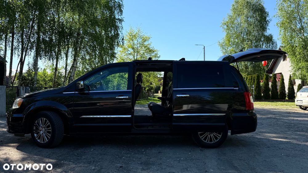 Chrysler Town & Country - 9