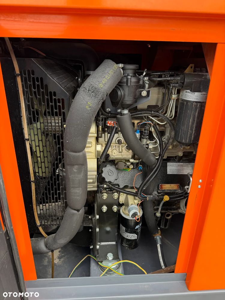 Atlas Copco QAS 60 ST3 Agregat Prądotwórczy Wyciszony GENERATOR 60 KW 2018r. JAK NOWY z Norwegii 5474 mtg Silnik PERKINS 4 cylindry. Prądnica Leroy-Somer. Maszyna działa wzorowo! Nie posiada ani deka zniszczeń! Pochodzi z Upadłośći Norweskiej. Okazja pełny ORYGINAŁ. Maszyna po serwisach w autoryzowanym oddziale. Kolejny serwis dopiero za 2 tysiące mtg. Agregat Gotowy do pracy!! - 14