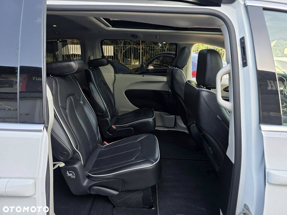 Chrysler Pacifica - 36