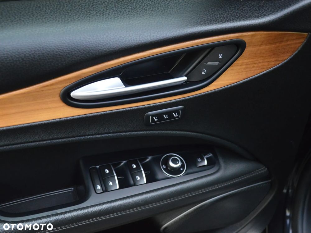Alfa Romeo Stelvio 2.0 Turbo 16V AT8-Q4 Lusso Ti - 11