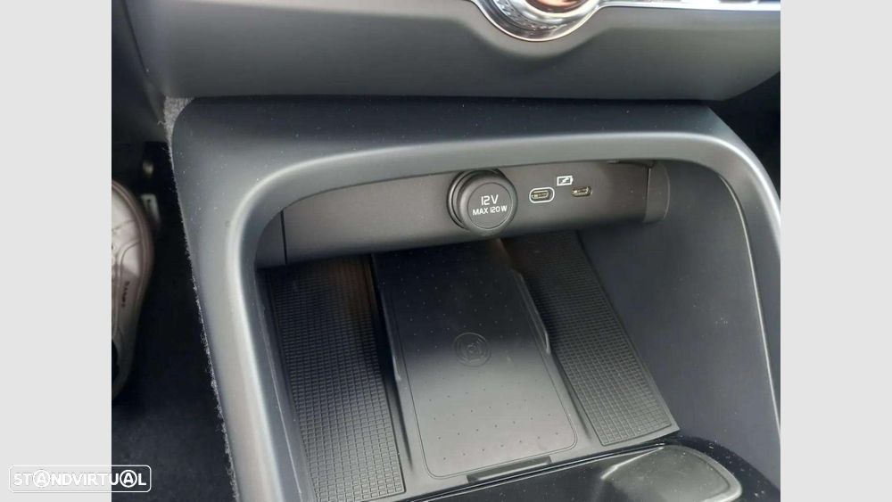 Volvo XC 40 2.0 B3 Plus Dark - 22