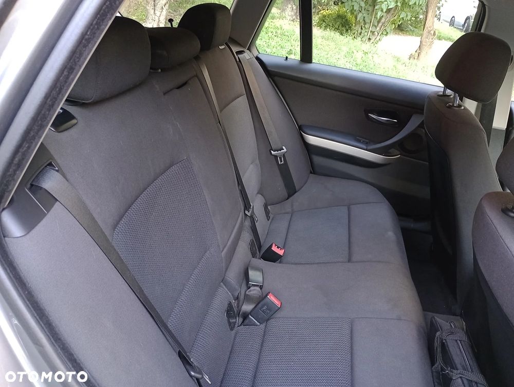 BMW Seria 3 318d DPF Touring - 14