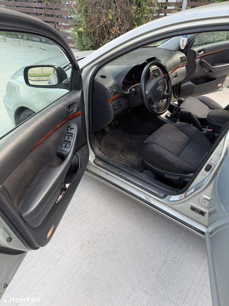 Toyota Avensis - 12