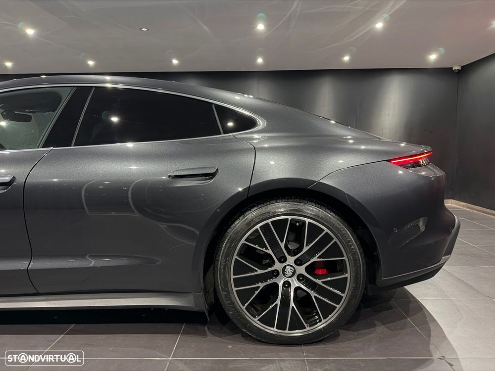 Porsche Taycan 4 - 5