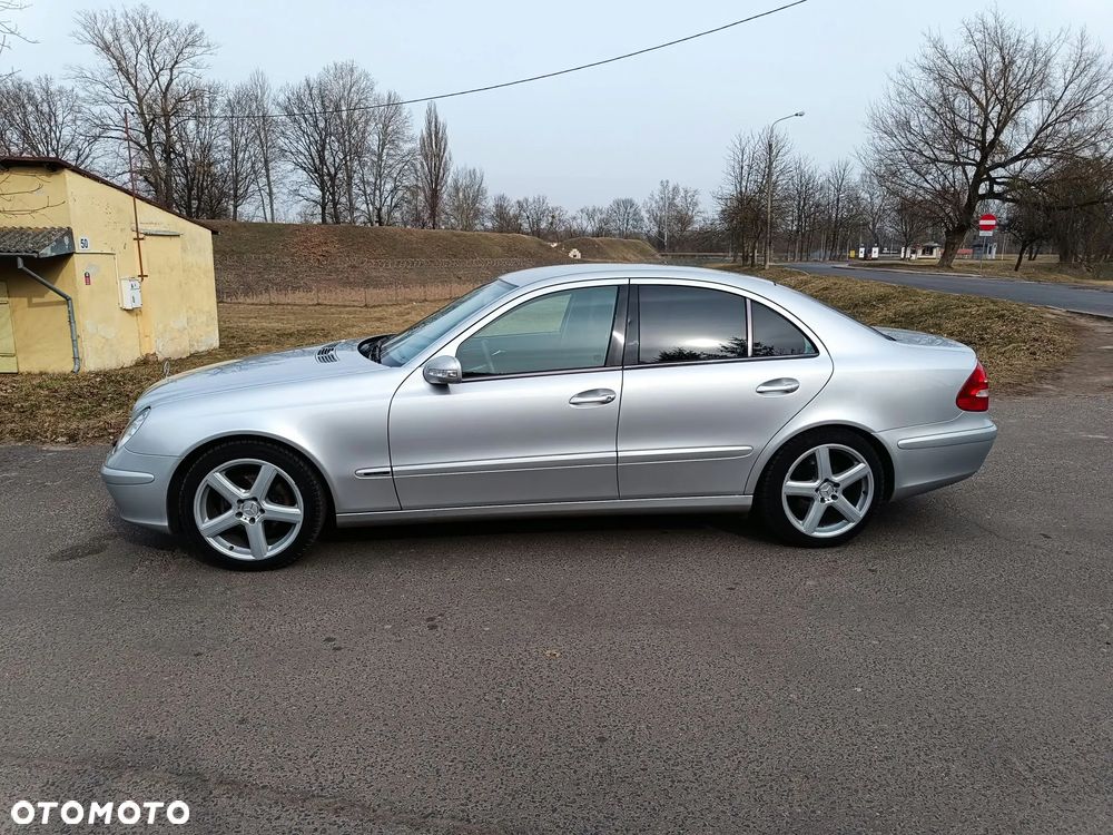 Mercedes-Benz E-Class 2004 photo 2