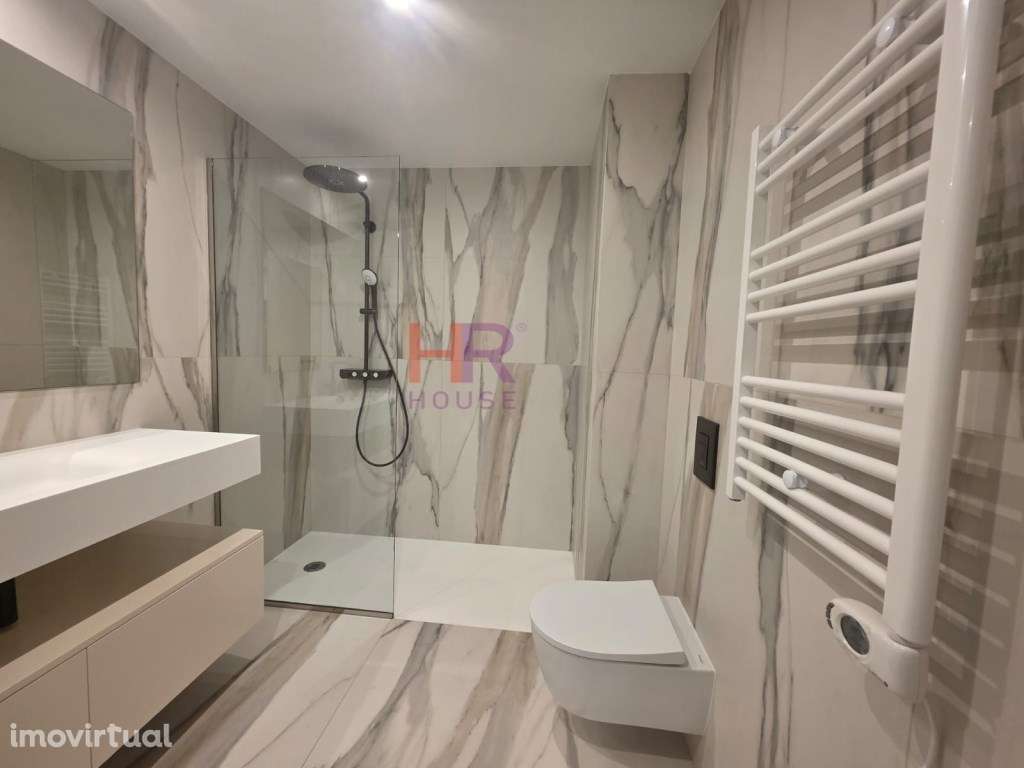 Vende-se T1 com lugar de garagem coberto e piscina comum . - Grande imagem: 2/33