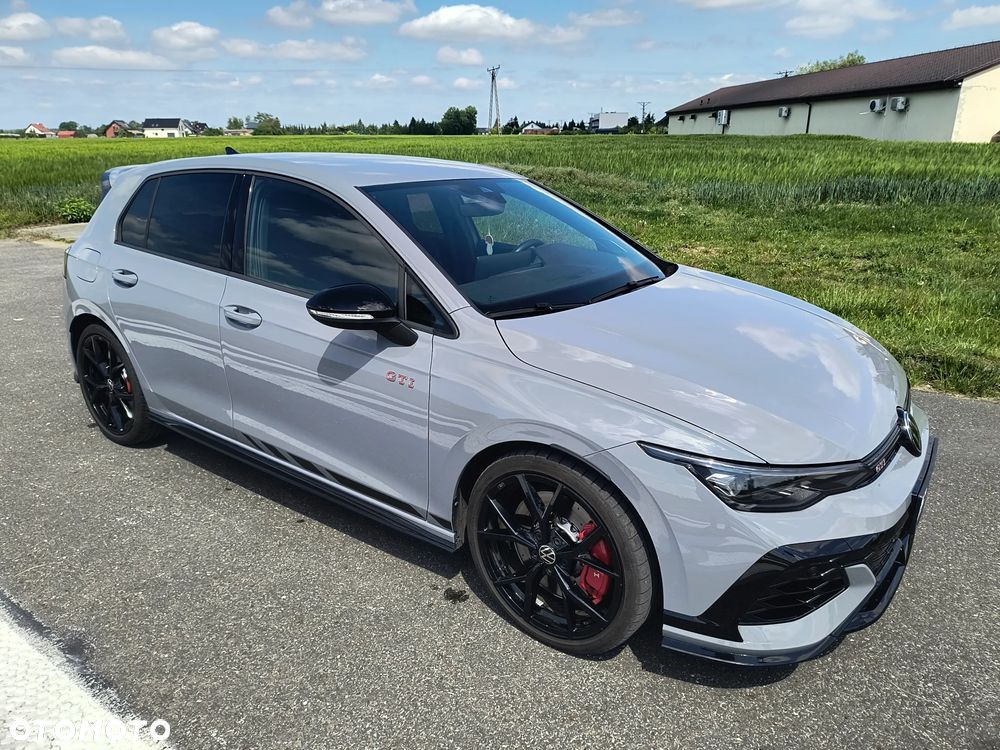 Volkswagen Golf - 1