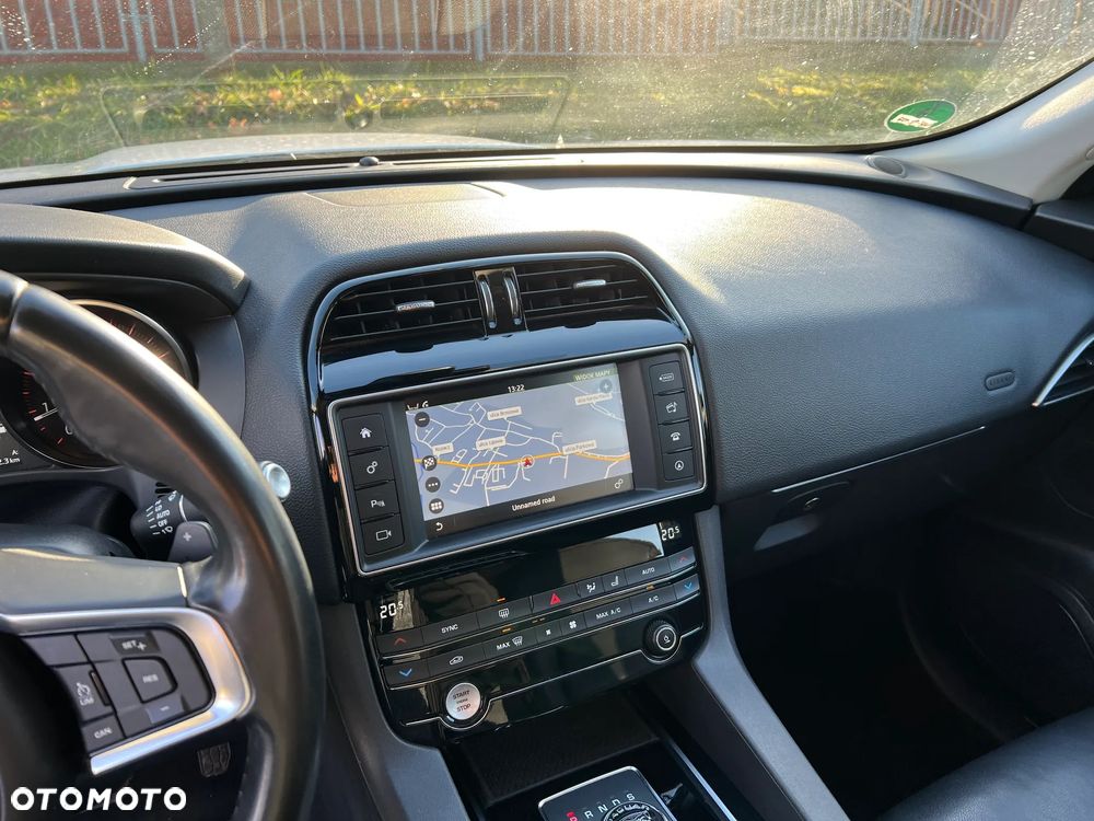 Jaguar F-Pace P250 AWD R-Dynamic SE - 19