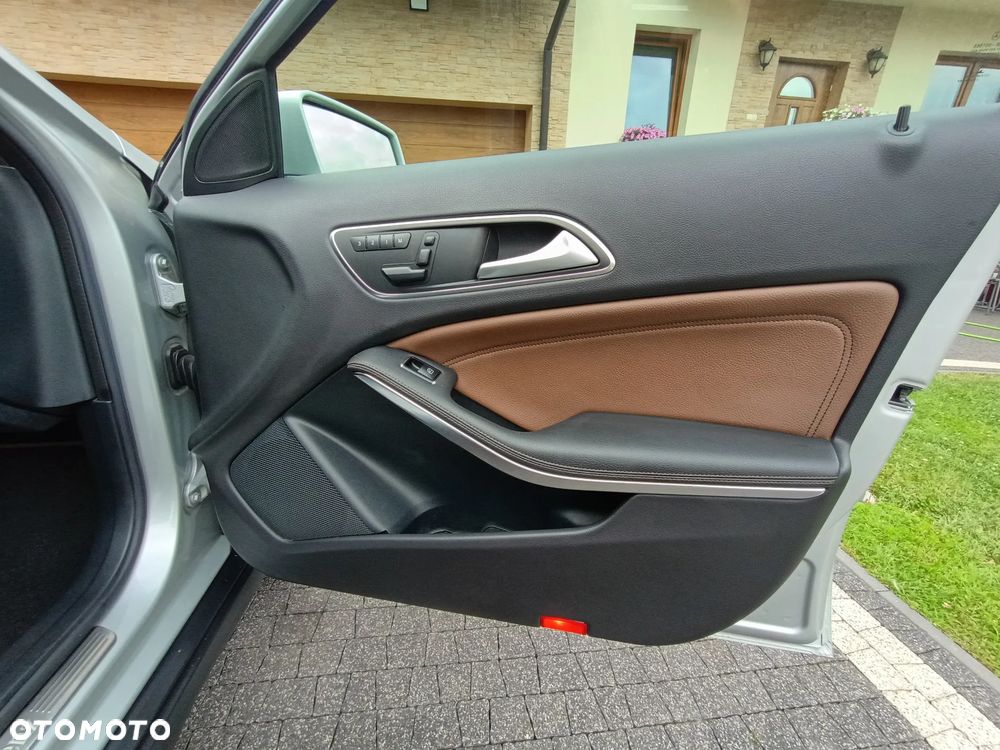Mercedes-Benz GLA 250 4Matic 7G-DCT - 37