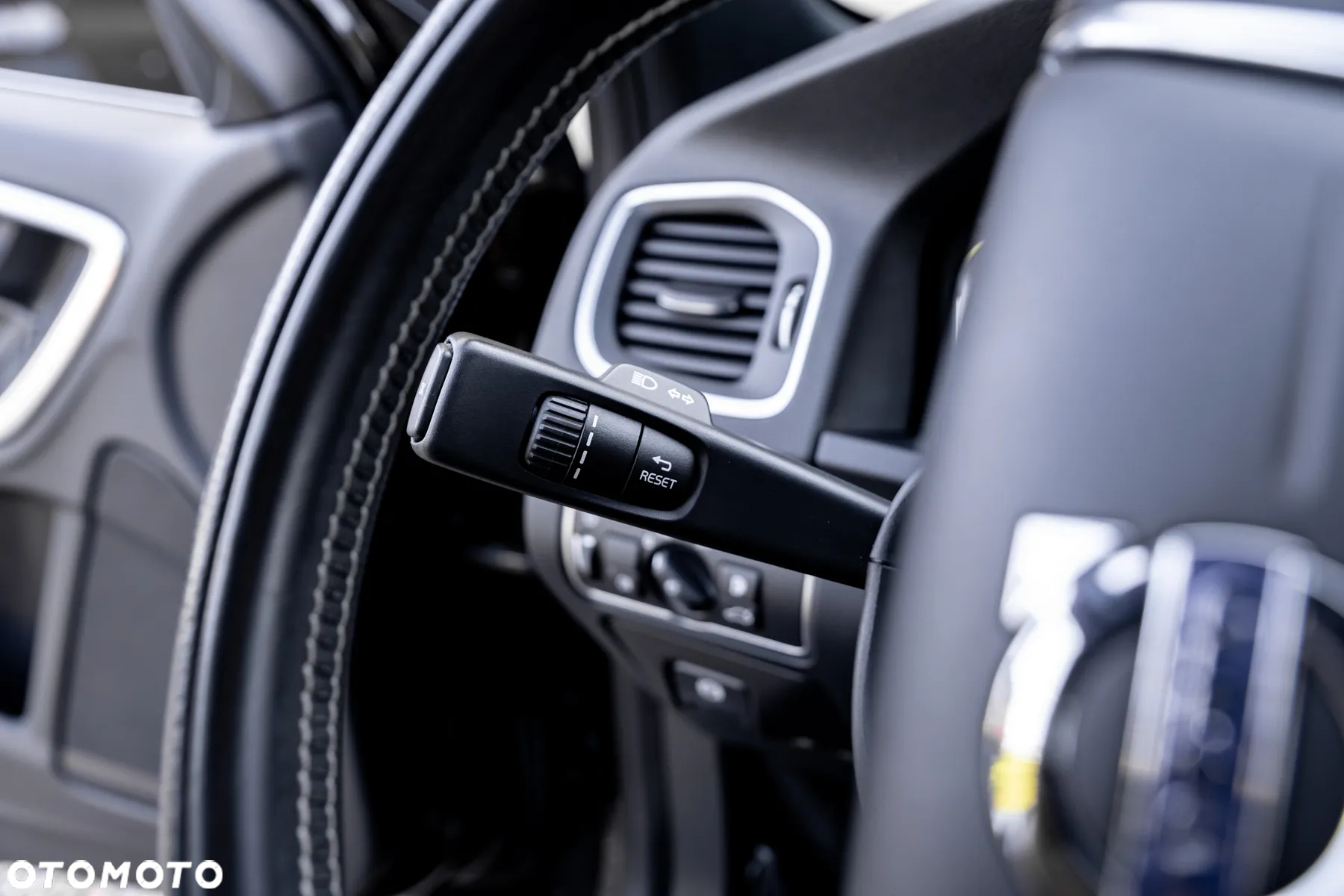 Volvo V60 D4 Drive-E R-Design Kinetic - 24