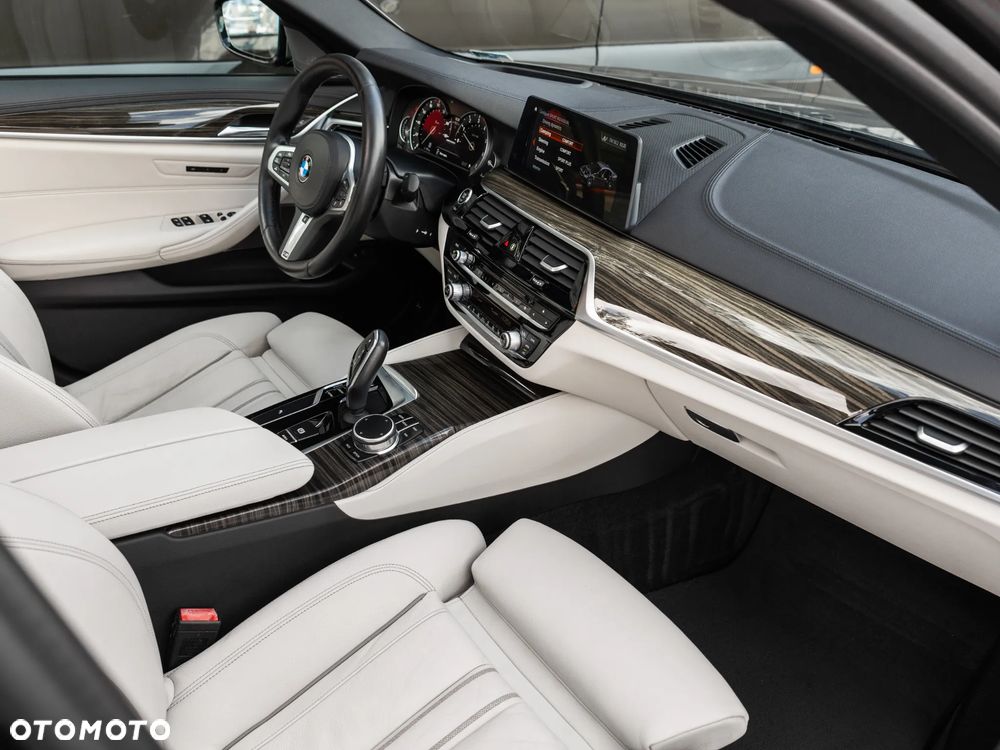 BMW Seria 5 M550i xDrive - 33