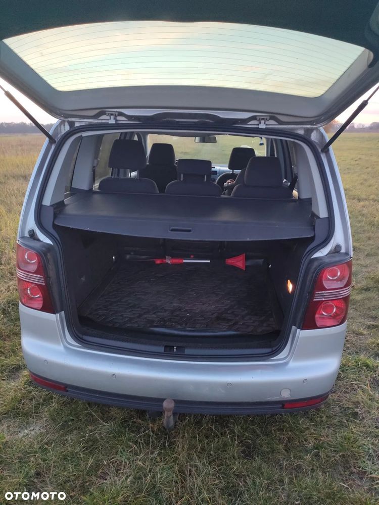 Volkswagen Touran 1.6 Conceptline - 8