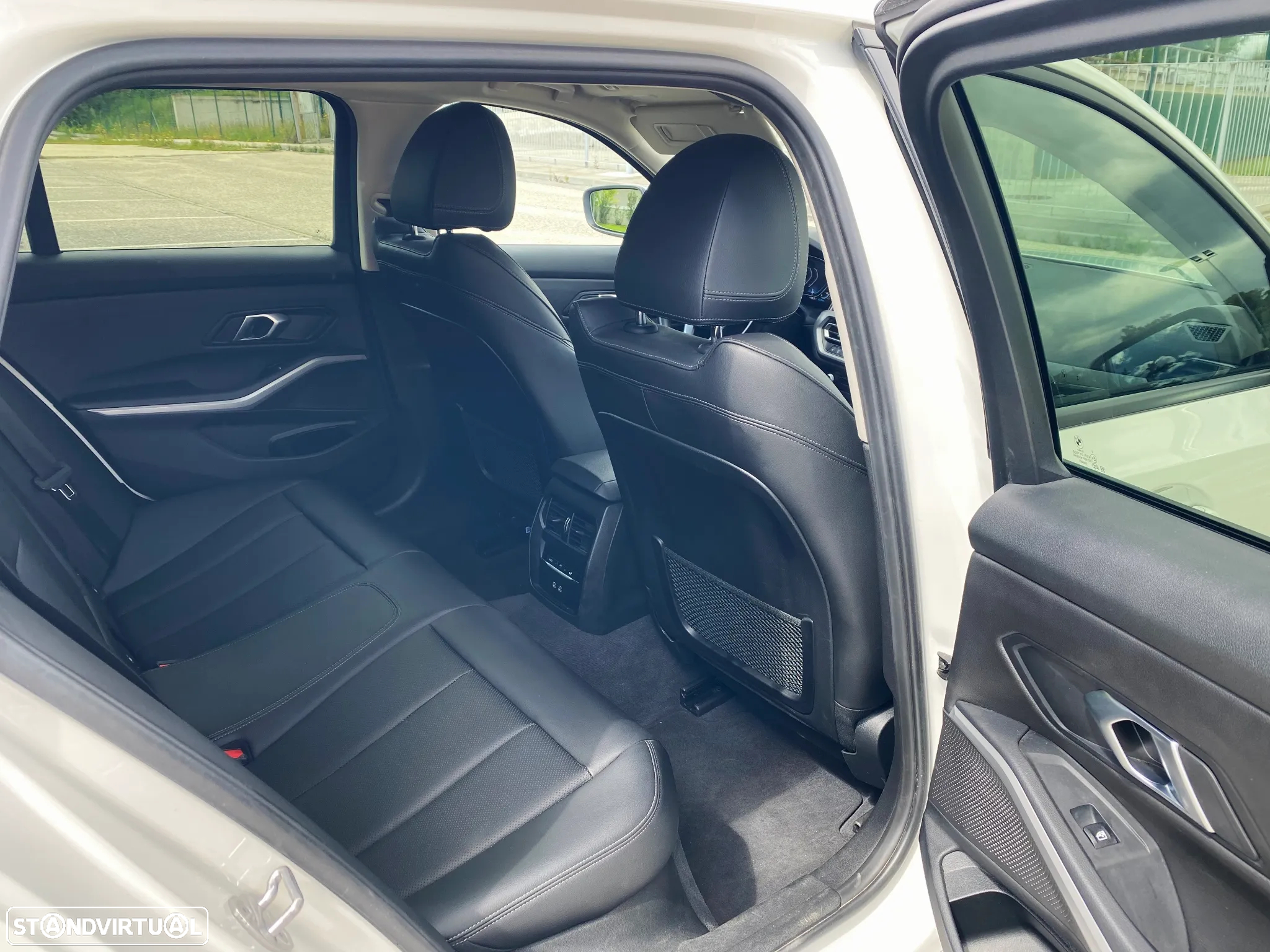 BMW 330 e Touring Auto - 11