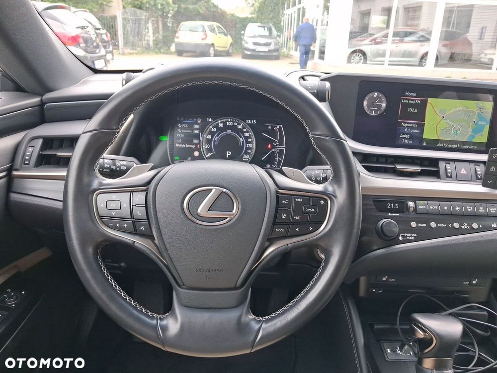Lexus ES 300h Business Edition - 22