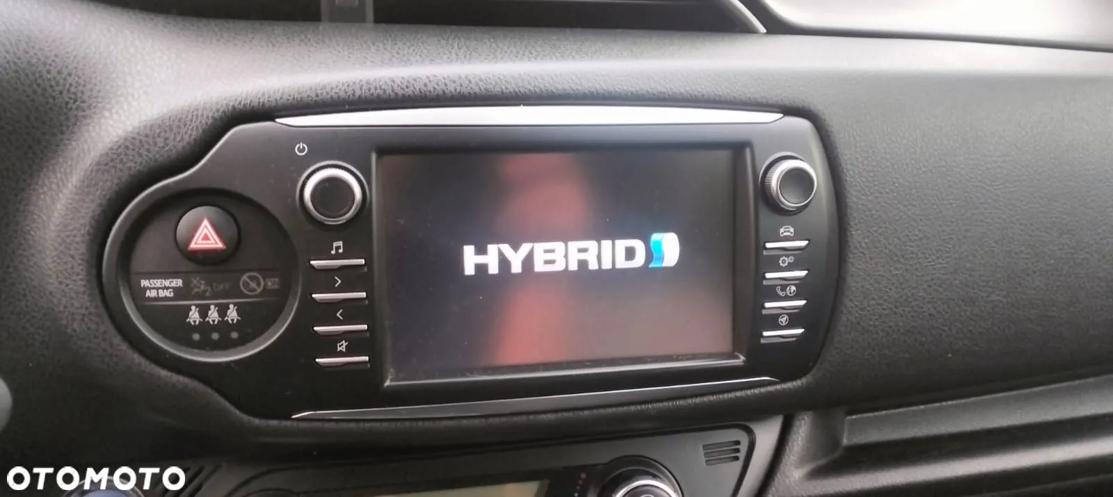 Toyota Yaris Hybrid 100 Premium - 8