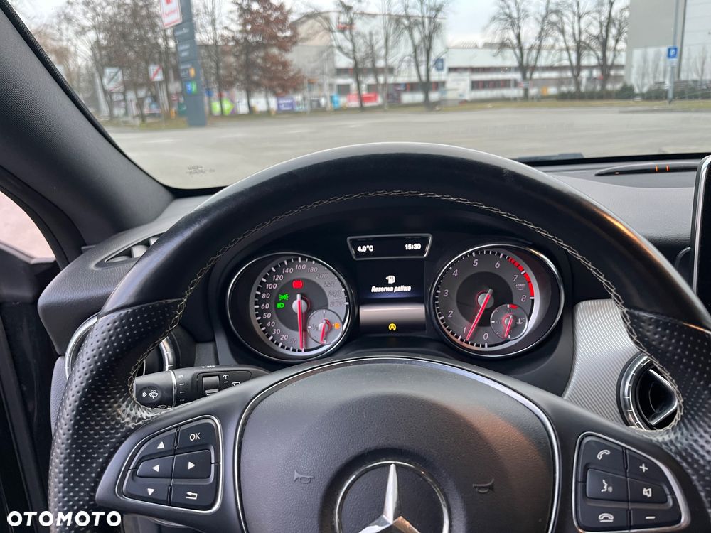 Mercedes-Benz CLA 180 Peak Edition - 22