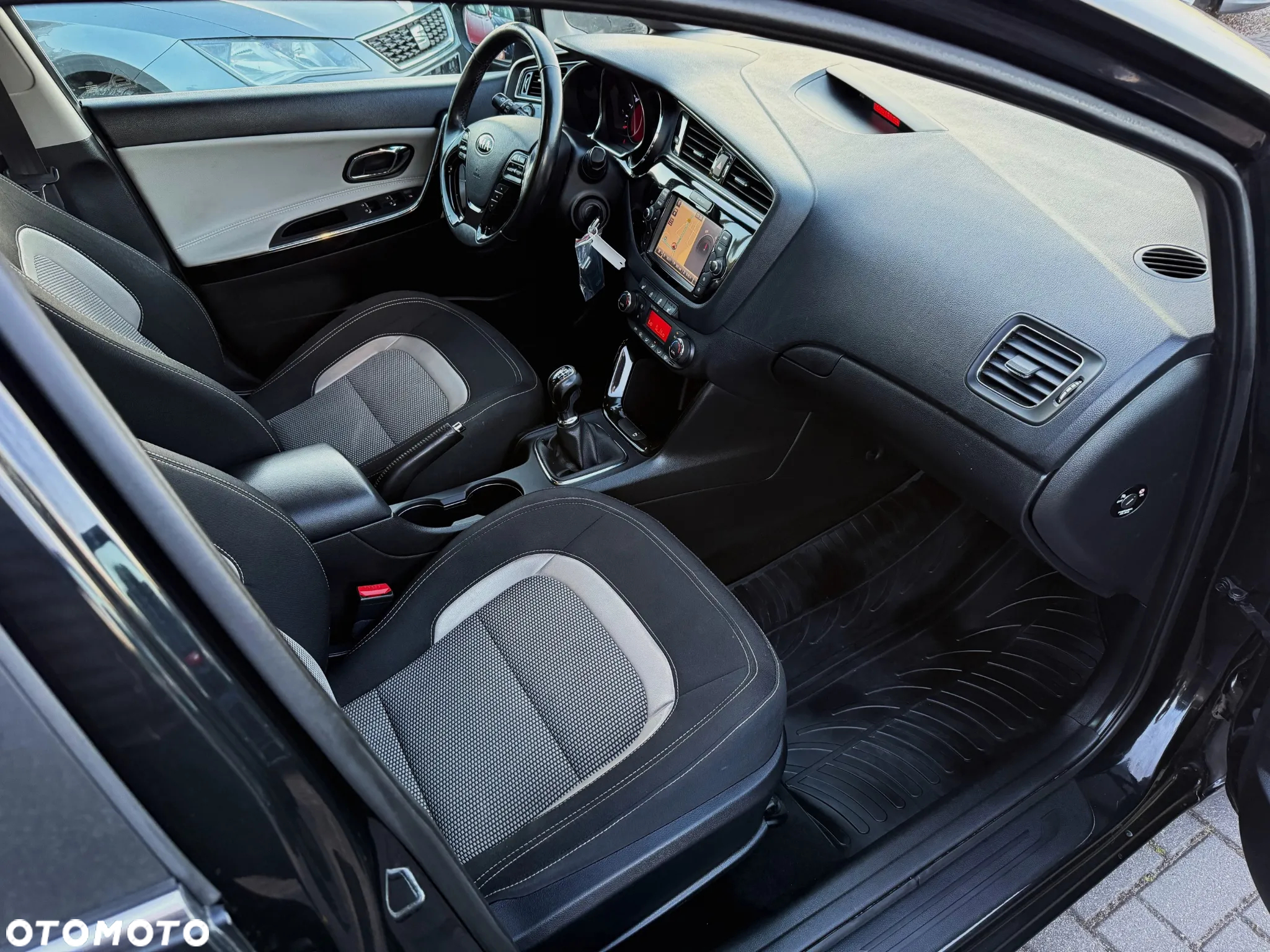 Kia Ceed 1.6 CRDi 136 ISG SW Platinum Edition - 13