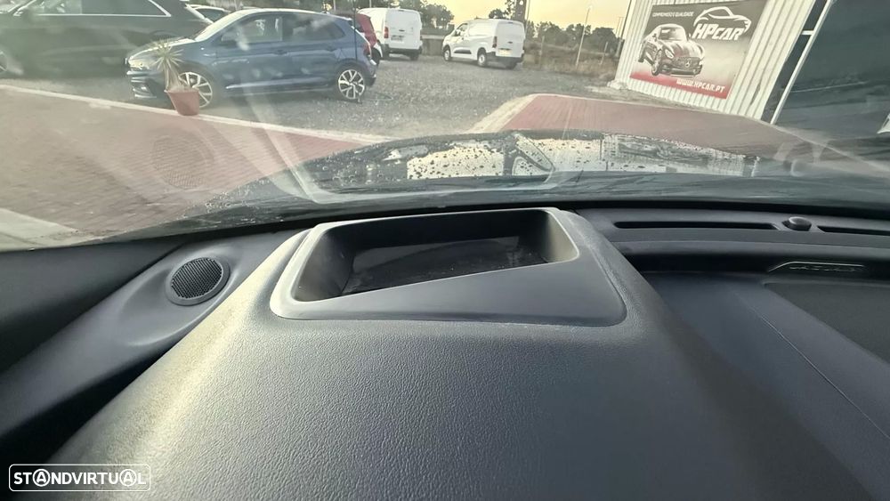 Jaguar XE 2.0 D200 R-Dynamic S - 5