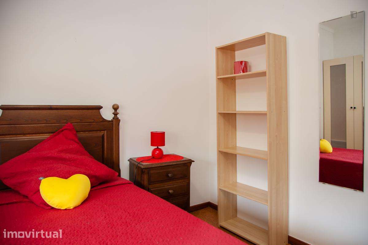 Quarto - localizado em Casal do Bispo Coimbra - Grande imagem: 4/17