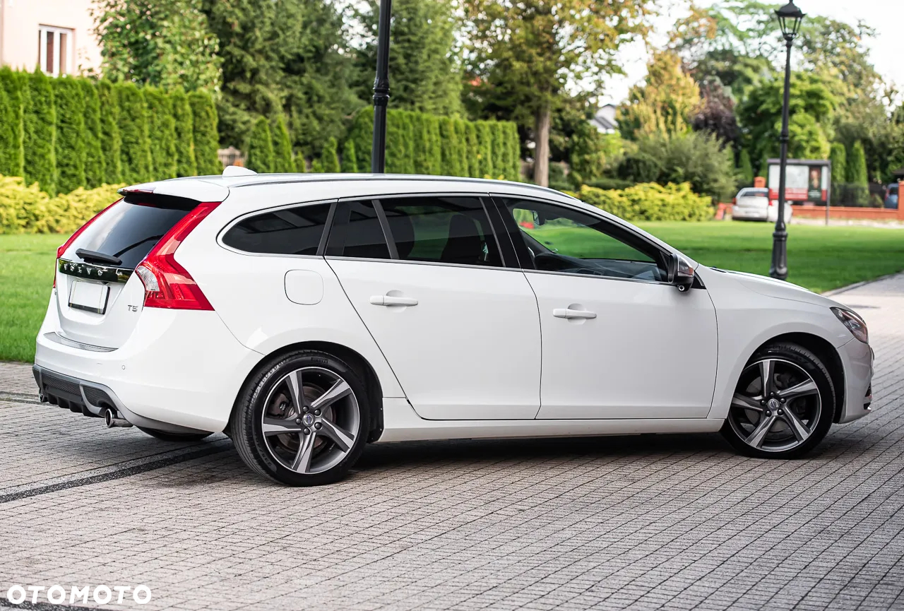 Volvo V60 T5 R-Design - 14