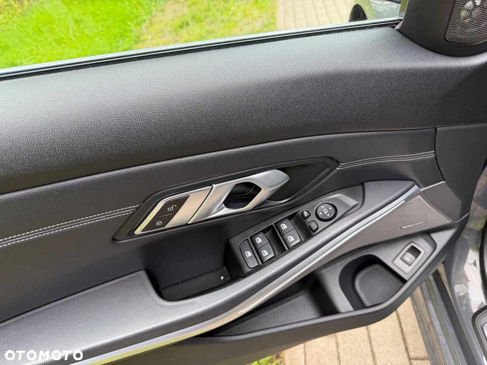 BMW Seria 3 320d Edition Luxury Line Purity - 24