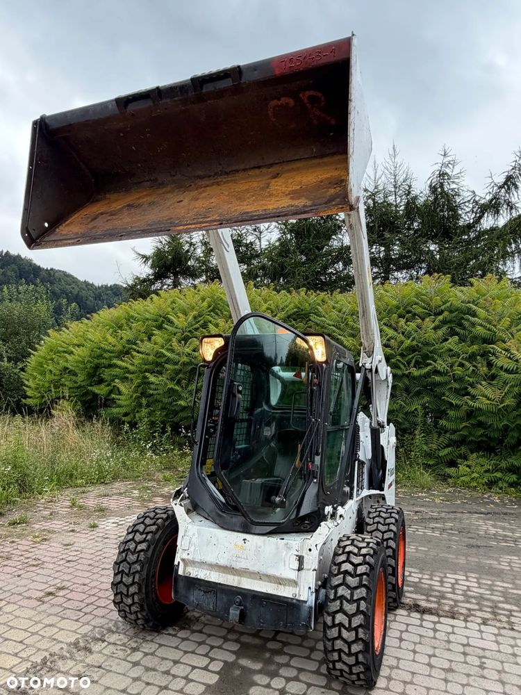 Bobcat S530. Ładowarka 4x4 wózek terenowy. Łyżka. Pełne sterowanie z dżojstika jazda i praca. Aktualne serwisy DEKRA 2026r. Silnik Kubota 4cyl 55km. Maszyna Jak Nowa z Salonu! Pochodzi z Norweskiego Gospodarstwa! 2020 rok 1724 mtg! Zero luzów i wycieków. Bardzo mocna i wydajna maszyna o małych gabarytach! Idealna do stajni oraz Budownictwa. OKAZJA TANIO 3 wyjścia Hydrauliczne pod urządzenia!! Wszystkie opony jak nowe .Kabina ogrzewana pełne szkło + drzwi. Po serwisach. Potężna moc. OKAZJA - 4