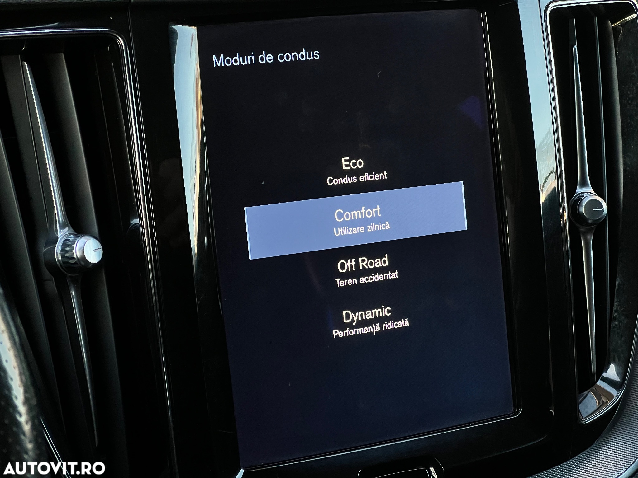 Volvo XC 60 D4 AWD Geartronic RDesign - 32