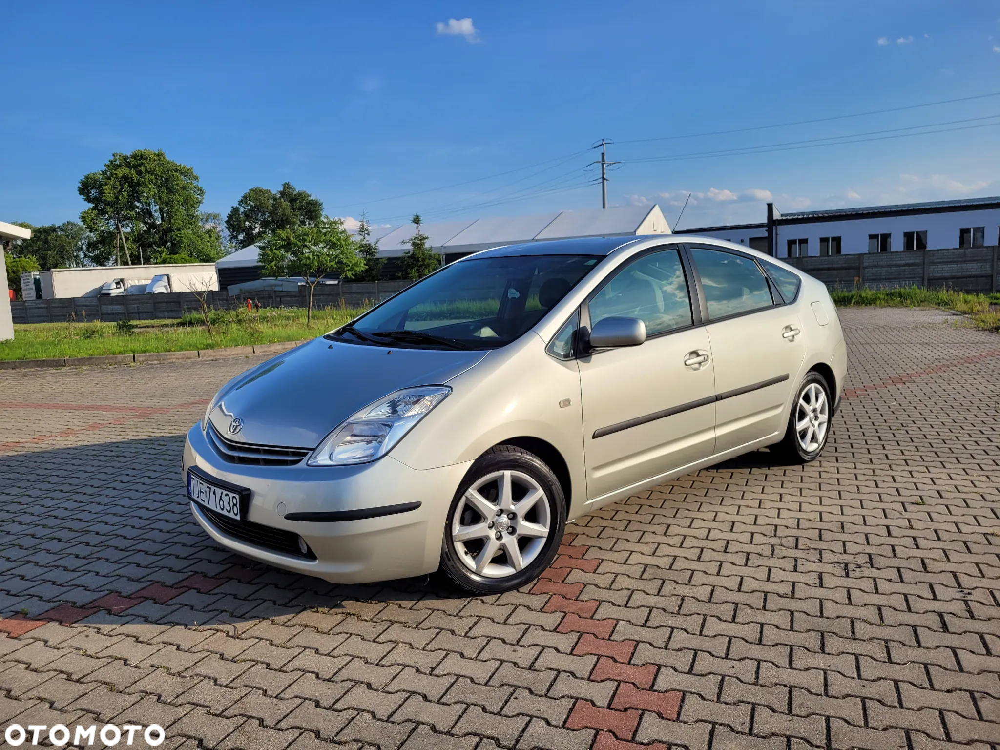 Toyota Prius (Hybrid) - 34