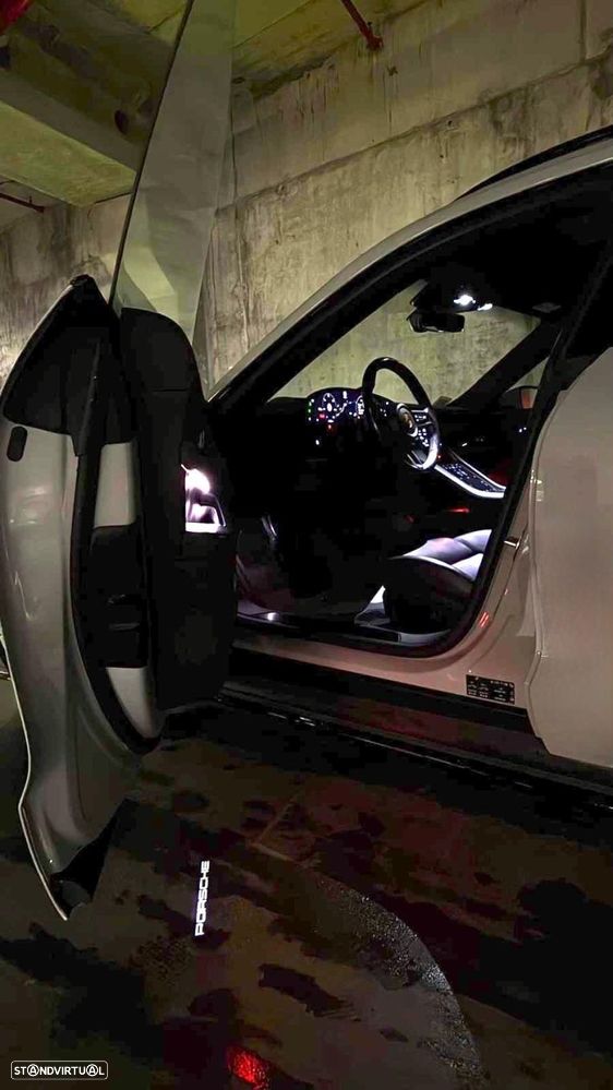 Porsche Taycan Cross Turismo 4 - 25