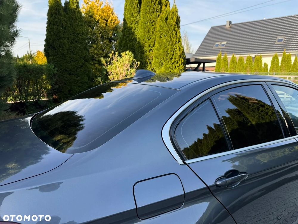 BMW Seria 3 330i Sport Line - 10