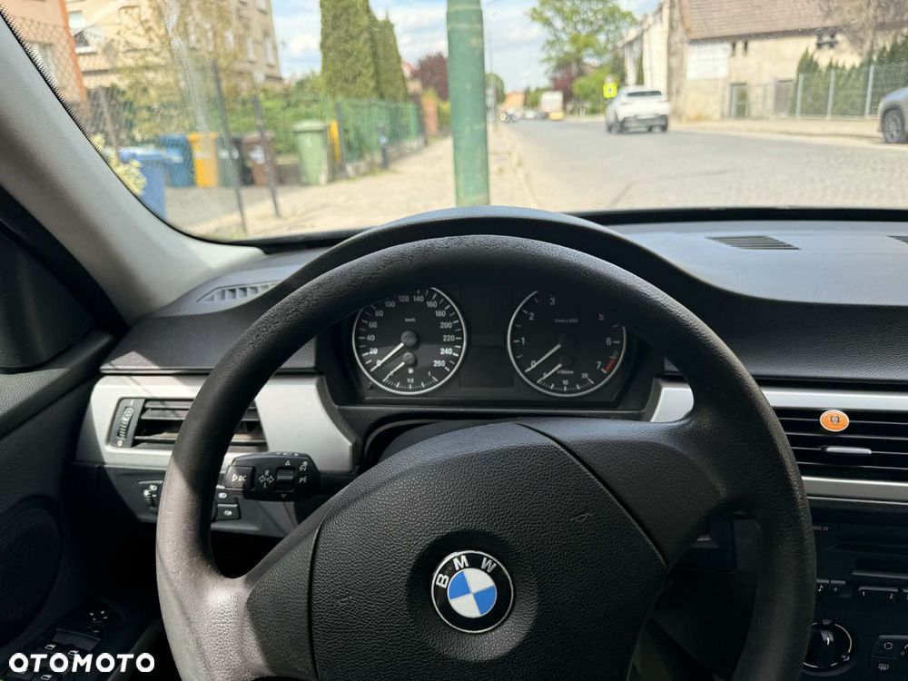 BMW Seria 3 318i - 8