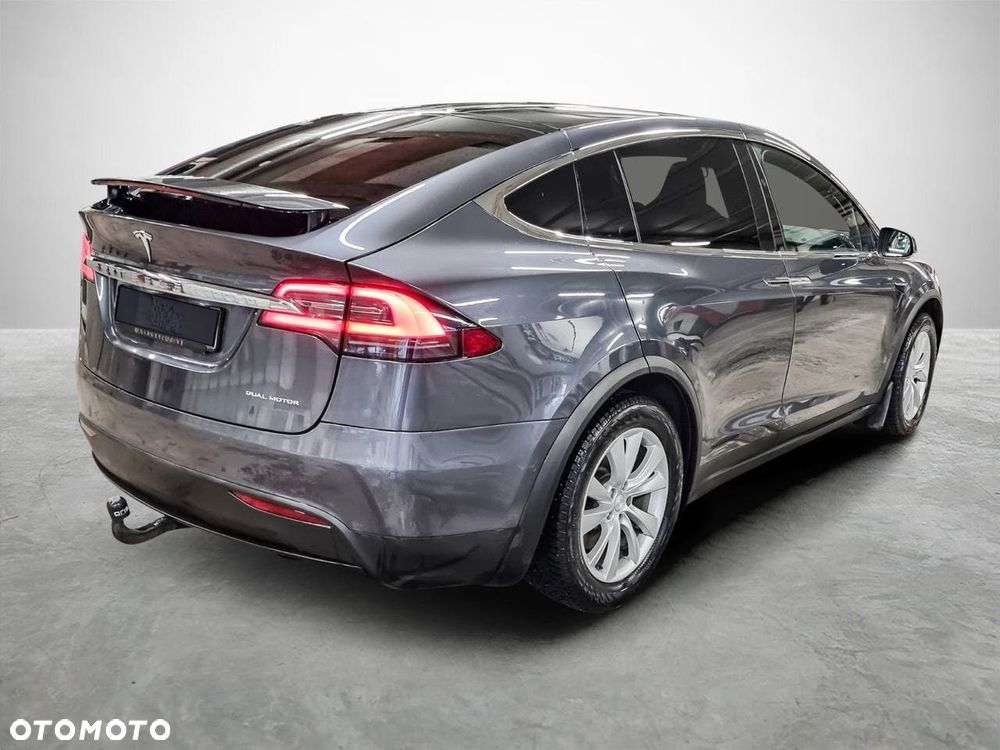 Tesla Model X - 5