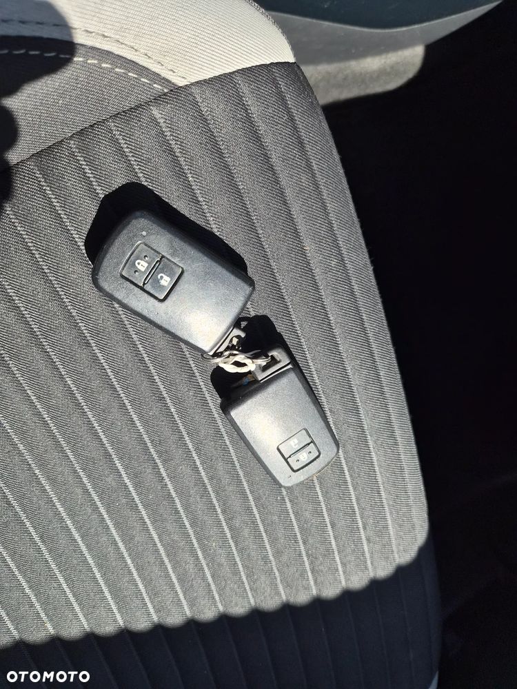 Toyota Yaris Hybrid 100 Selection - 13