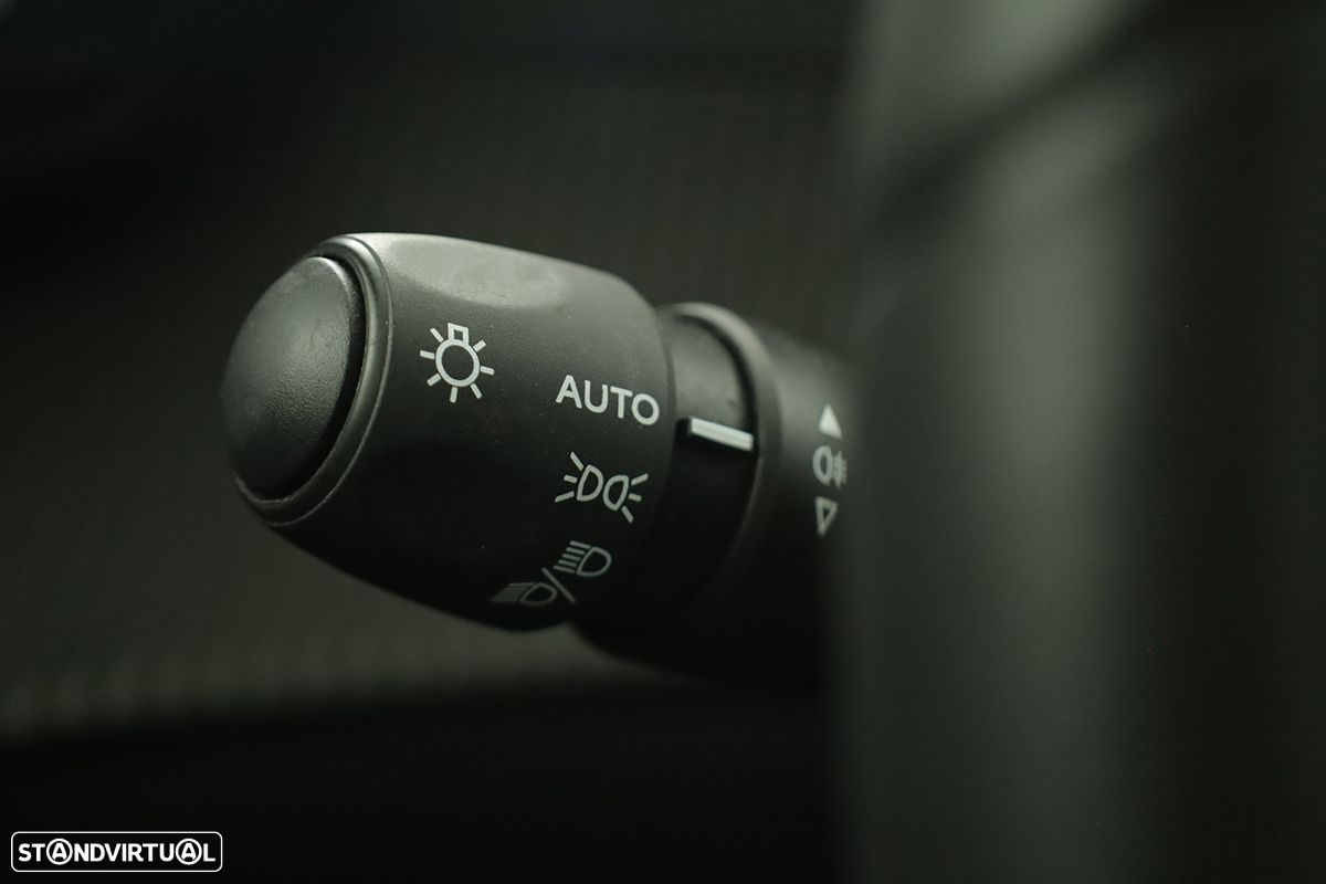 Peugeot 2008 1.2 PureTech Allure EAT8 - 18