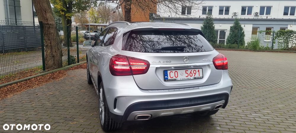 Mercedes-Benz GLA 250 4Matic 7G-DCT - 18